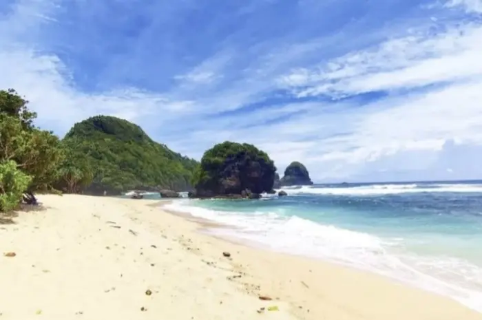 Watu Leter Beach, White Sand Beach with Exotic Coral Rocks in Malang